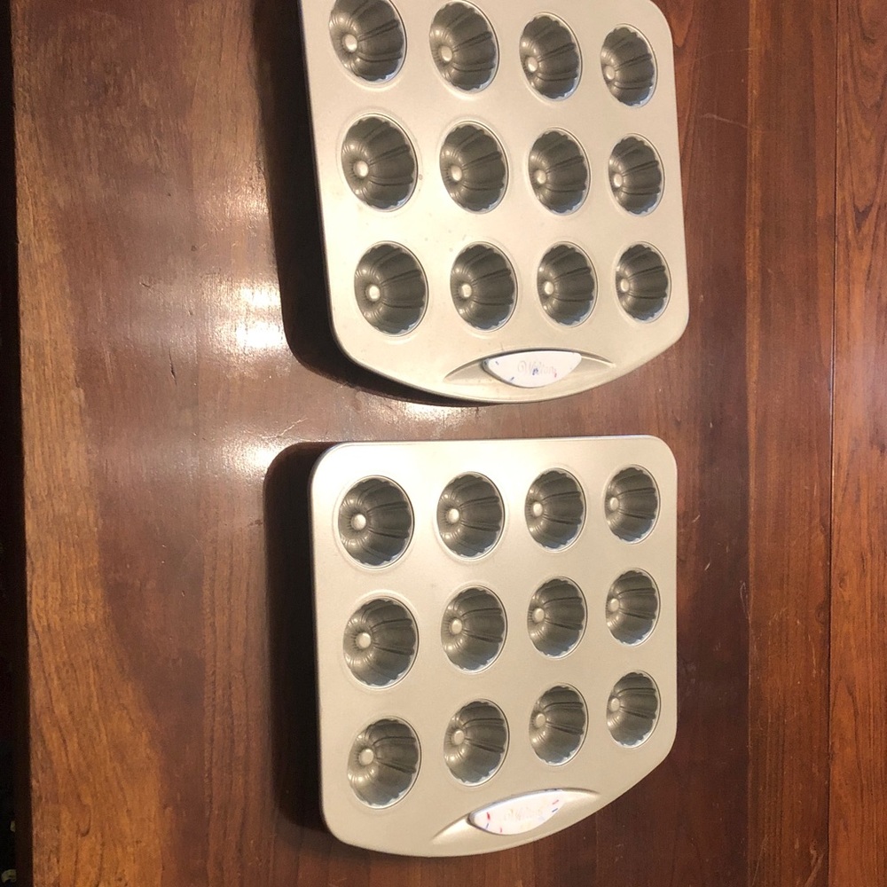Wilton Silver Mini Bundt Cake Pan Set (2)